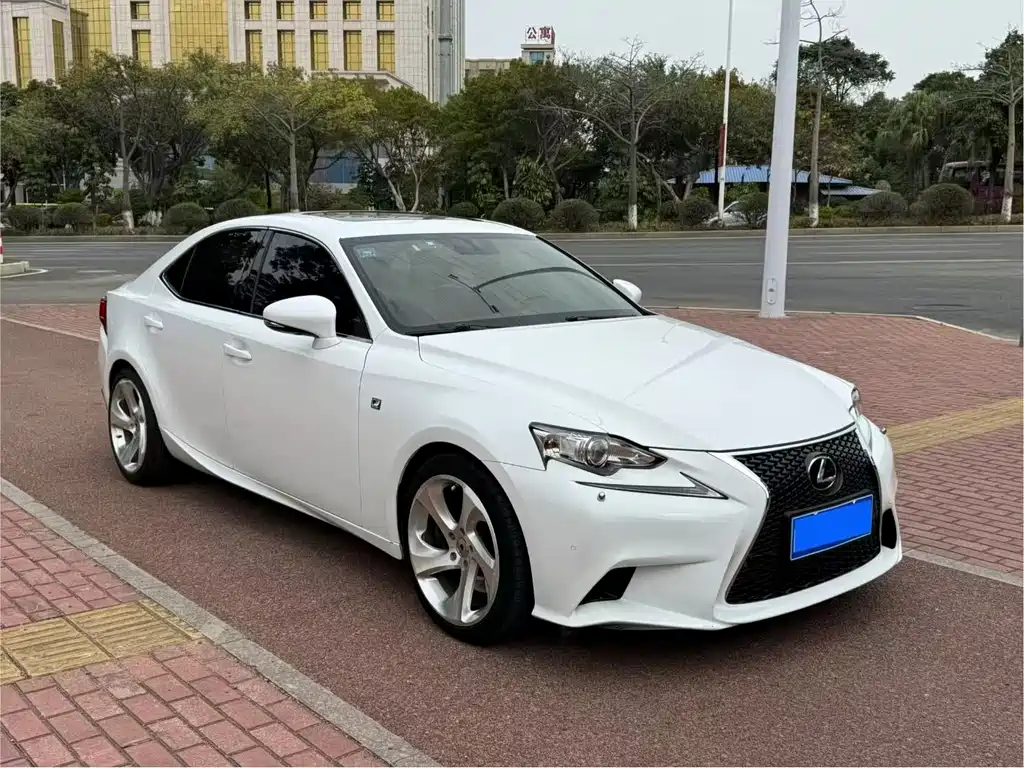 LEXUS IS