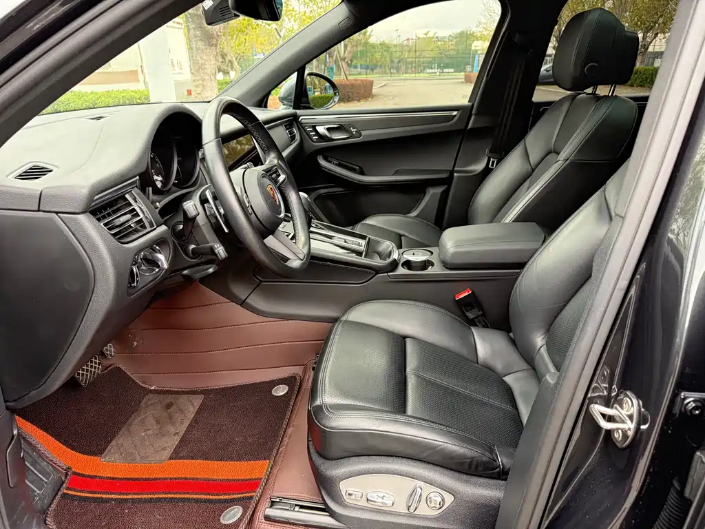 PORSCHE MACAN