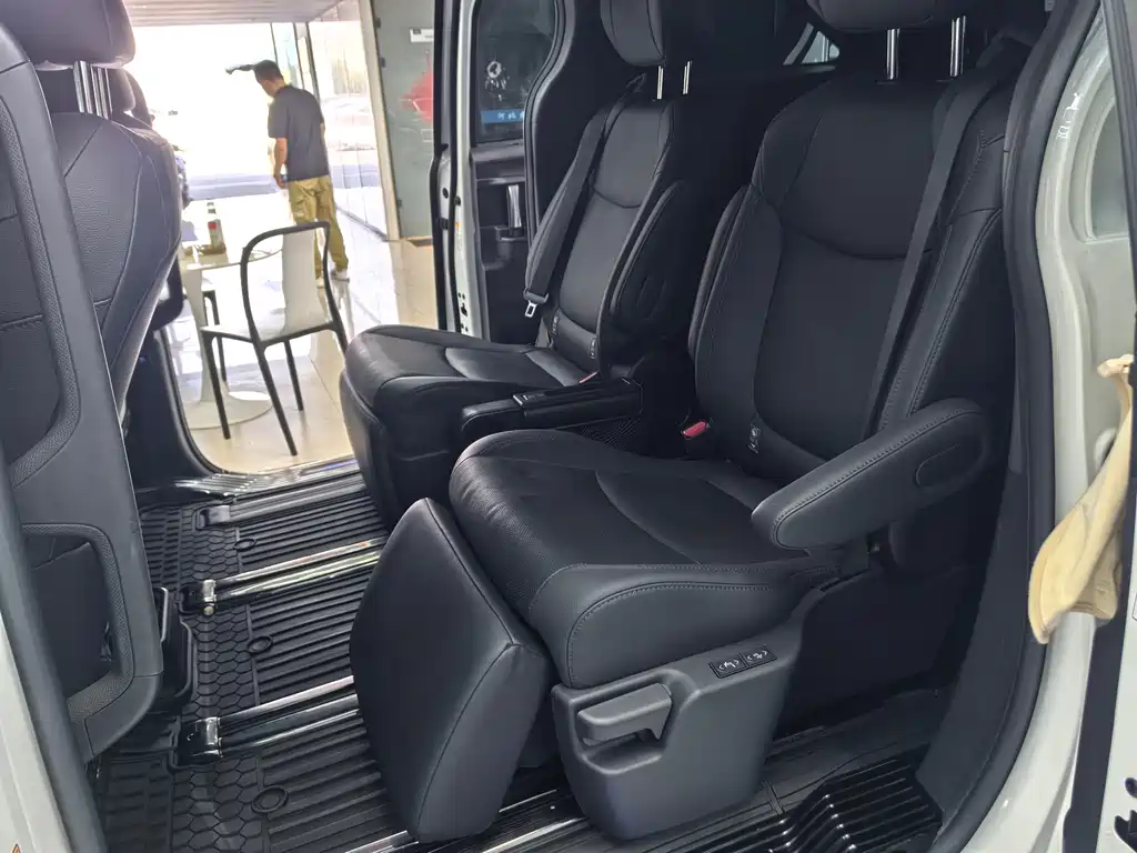 Toyota Sienna — миниатюра 14