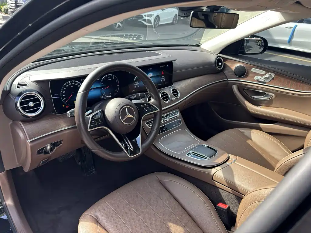 Mercedes-Benz E-Class — миниатюра 7