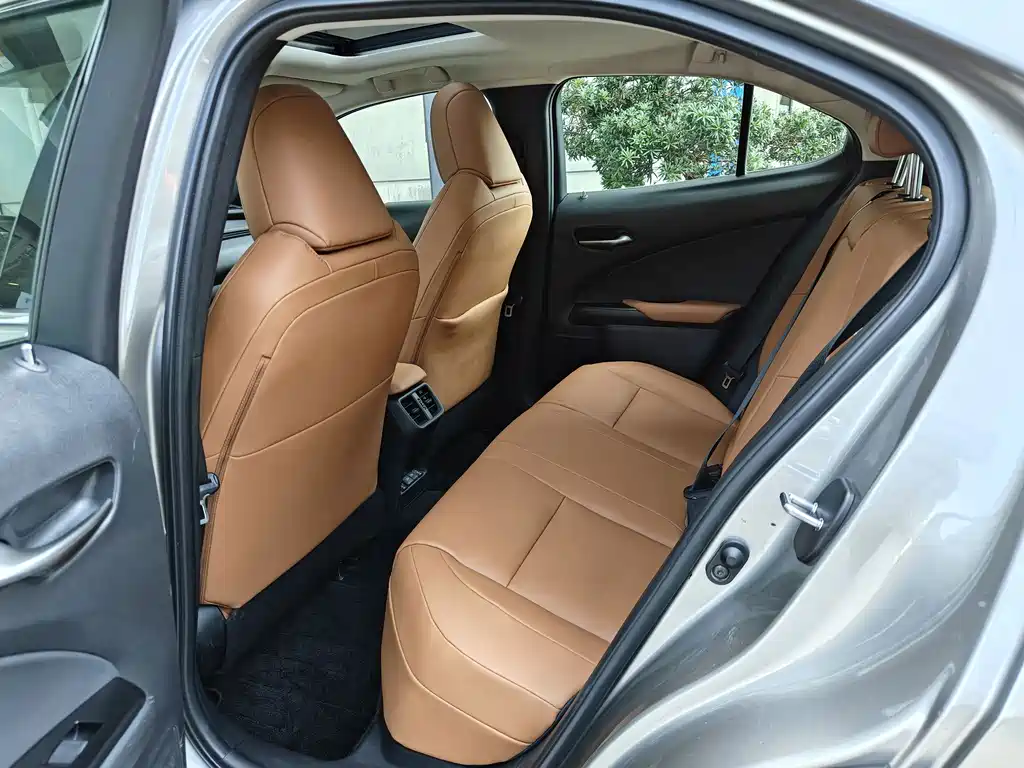 Lexus UX New Energy — миниатюра 7