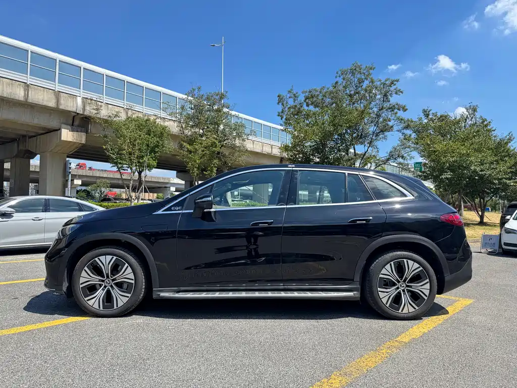 Mercedes-Benz EQE SUV — миниатюра 6