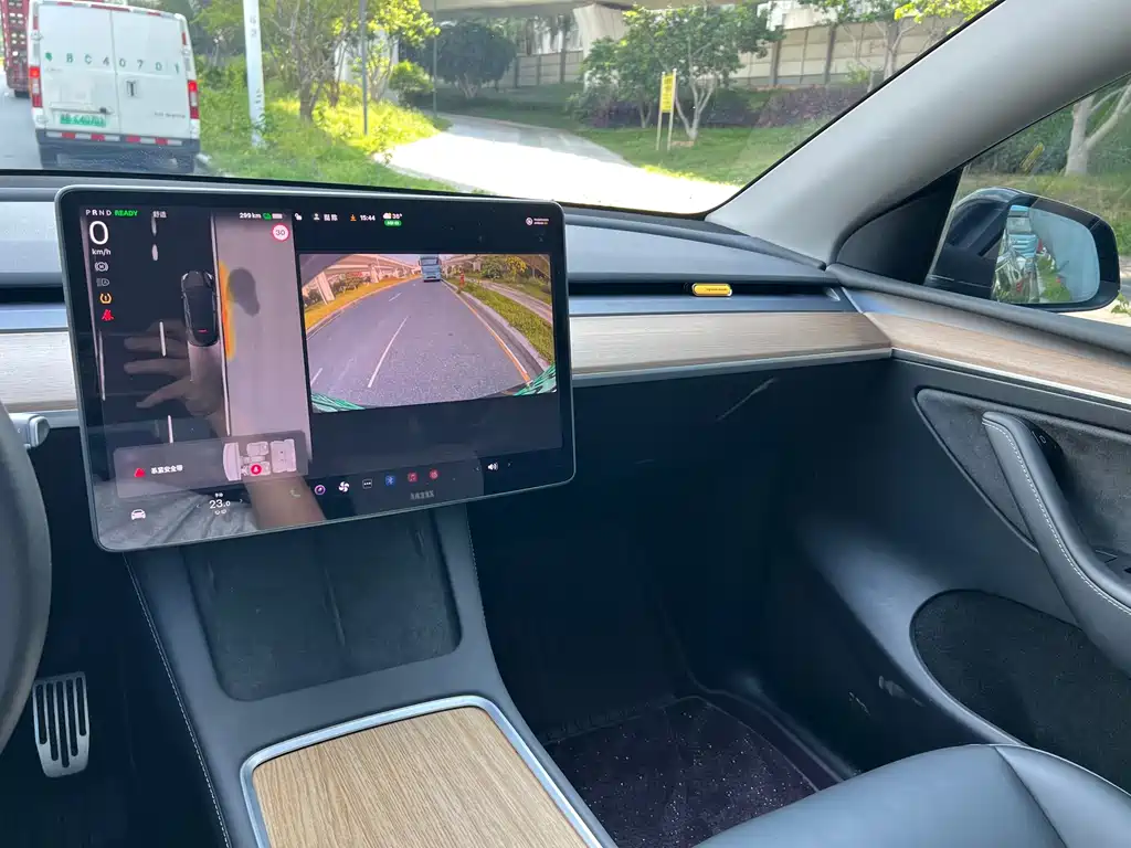 Tesla Model Y — миниатюра 16