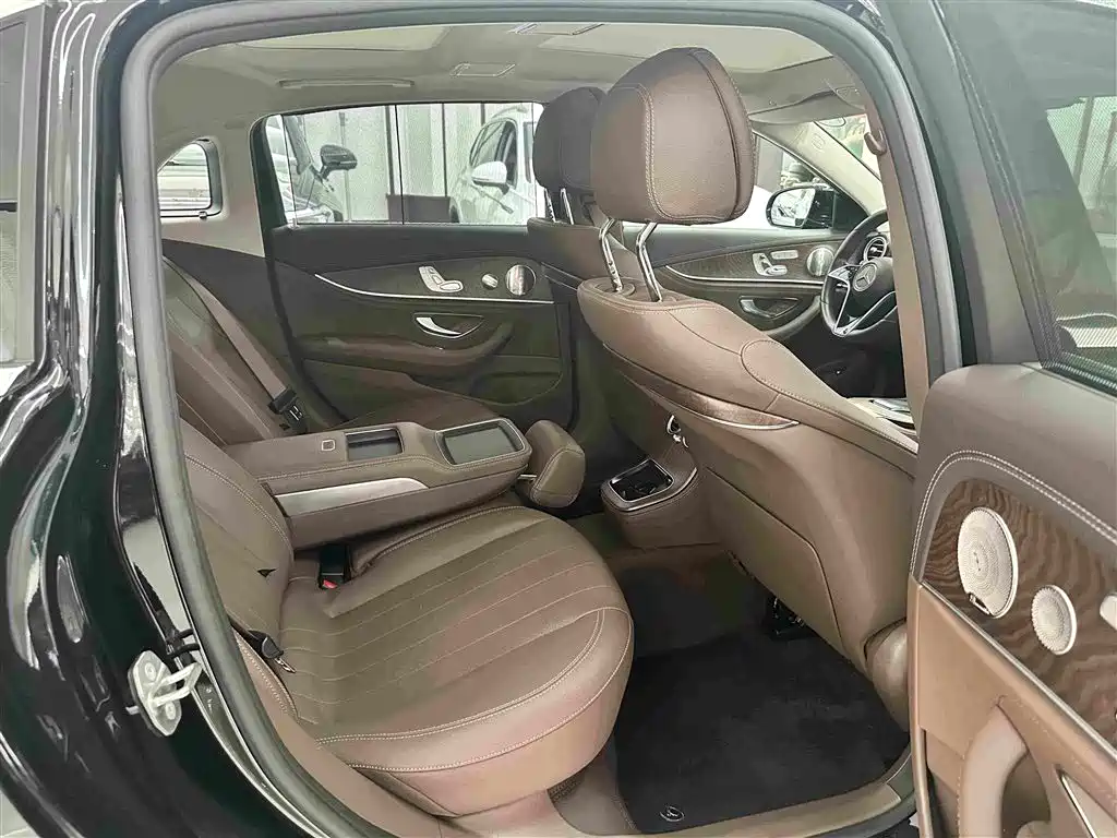 Mercedes-Benz E-Class — миниатюра 17