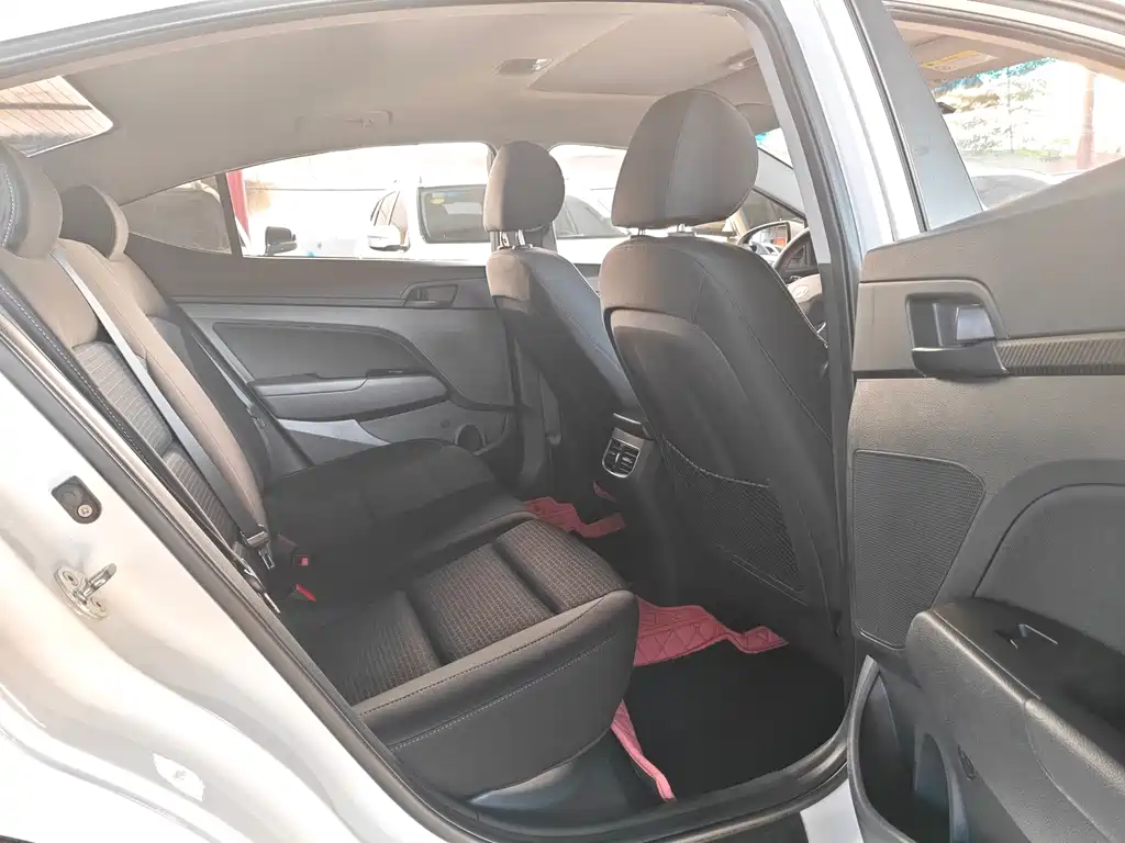 Hyundai Elantra — миниатюра 8