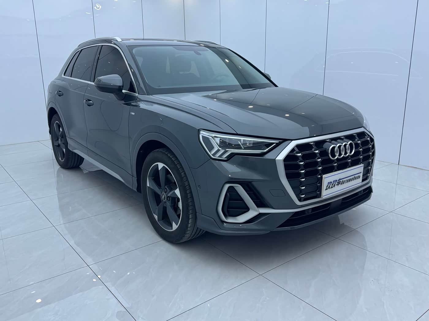 Audi Q3 1.4 л 2022 г. Серебристо-серый, пробег 25000 км