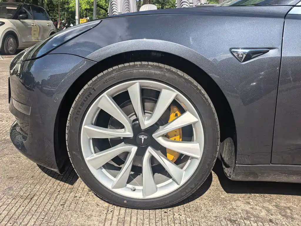 Tesla Model 3 — миниатюра 17