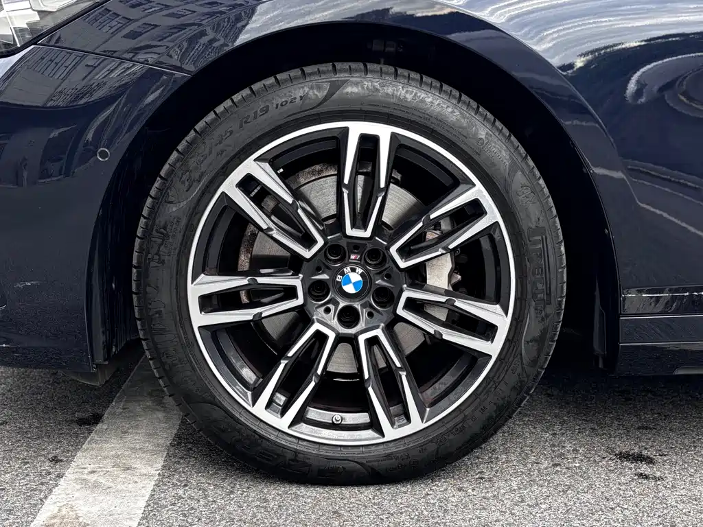 BMW 5 Series — миниатюра 7
