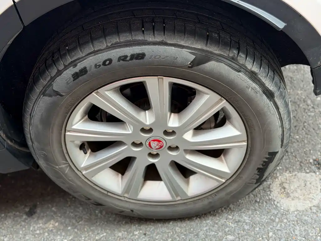 Jaguar E-PACE — миниатюра 18