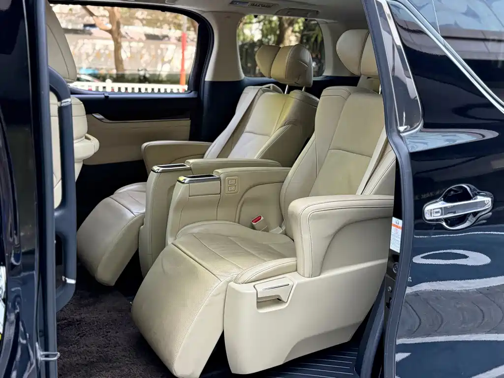 Toyota Alphard — миниатюра 13