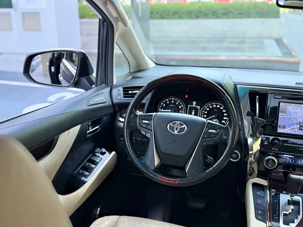 Toyota Alphard — миниатюра 23