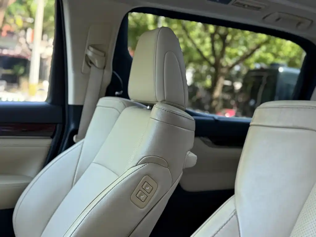 Toyota Alphard — миниатюра 15