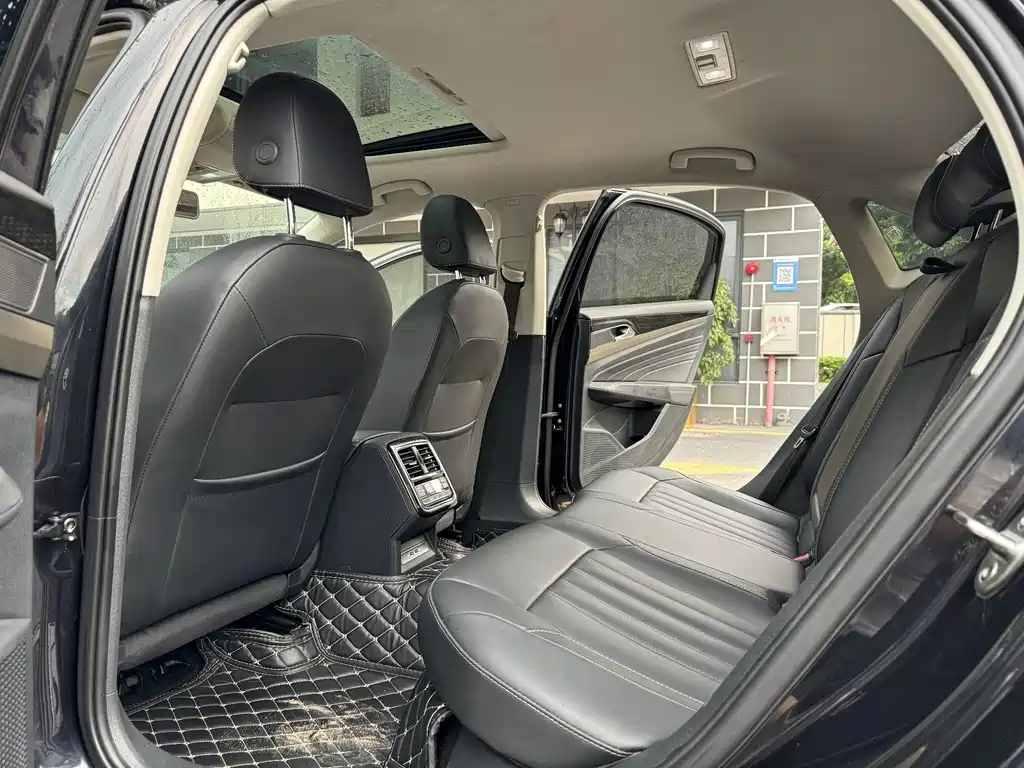 Volkswagen Passat PHEV — миниатюра 10