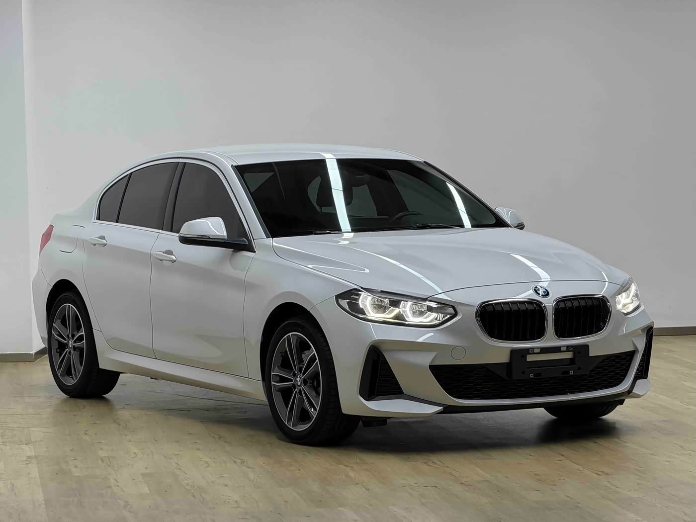 BMW 1 Series 1.5 л 2021 г. Белый, пробег 28800 км