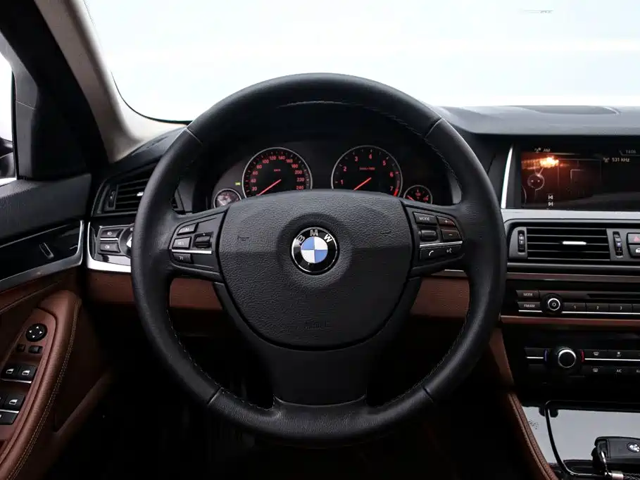 BMW 5 Series — миниатюра 7