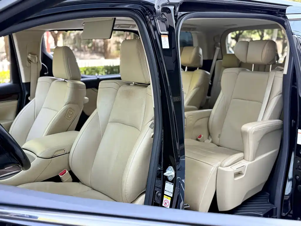 Toyota Alphard — миниатюра 10