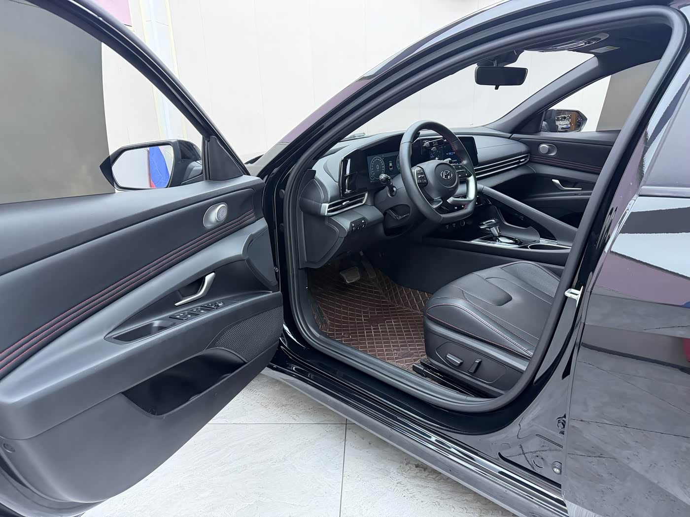 Hyundai Elantra 1.5 л 2022 г. Чёрный, пробег 24200 км