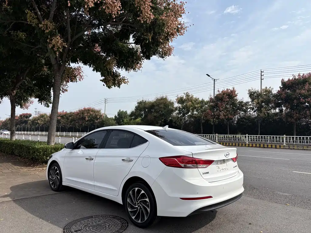 Hyundai Elantra — миниатюра 3