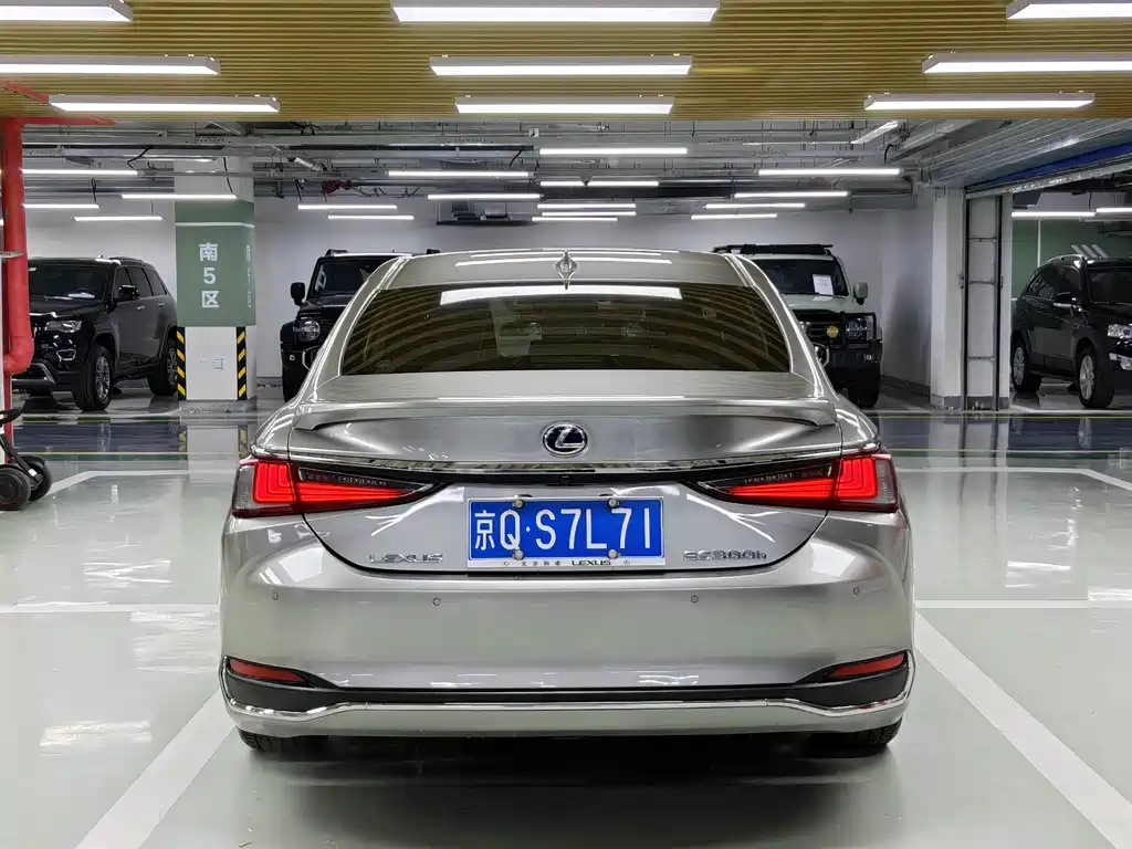 Lexus ES 2018 300h V