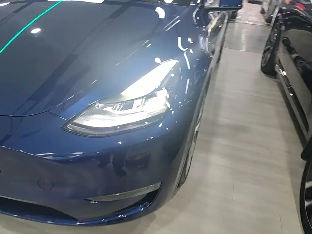 Tesla Model Y — миниатюра 24