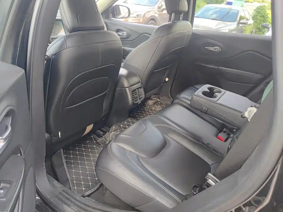 Jeep Cherokee — миниатюра 11