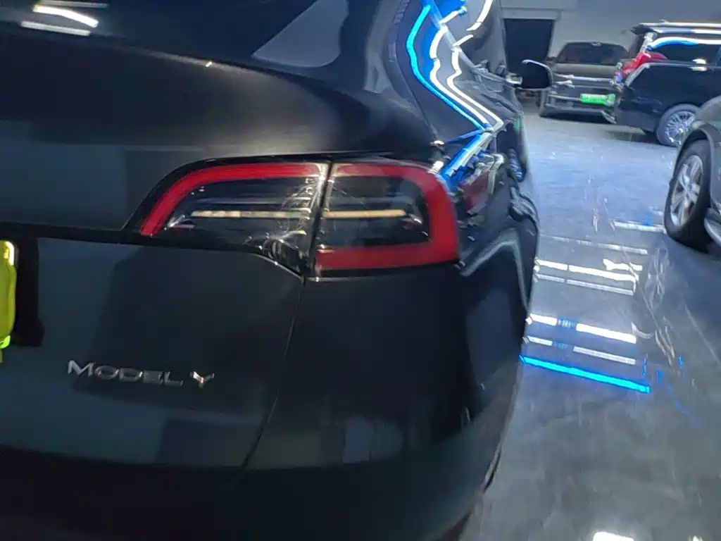 Tesla Model Y — миниатюра 8