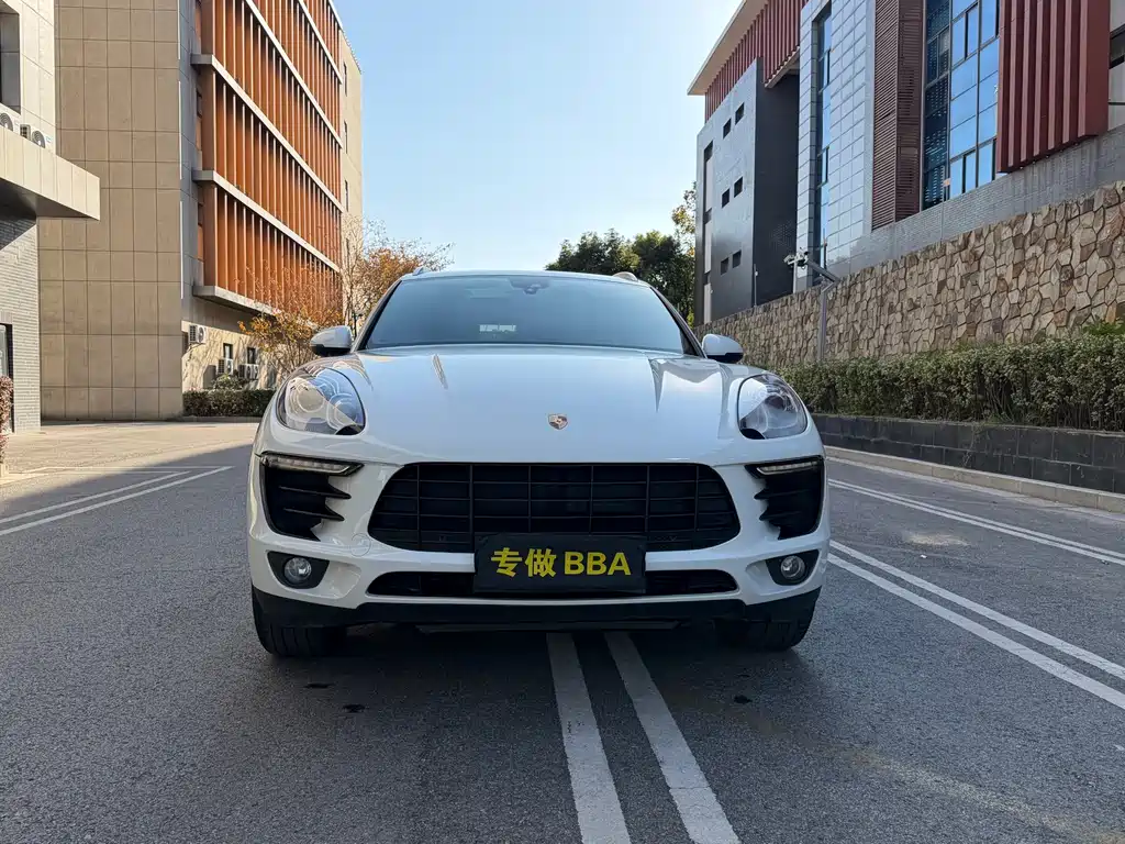 PORSCHE MACAN
