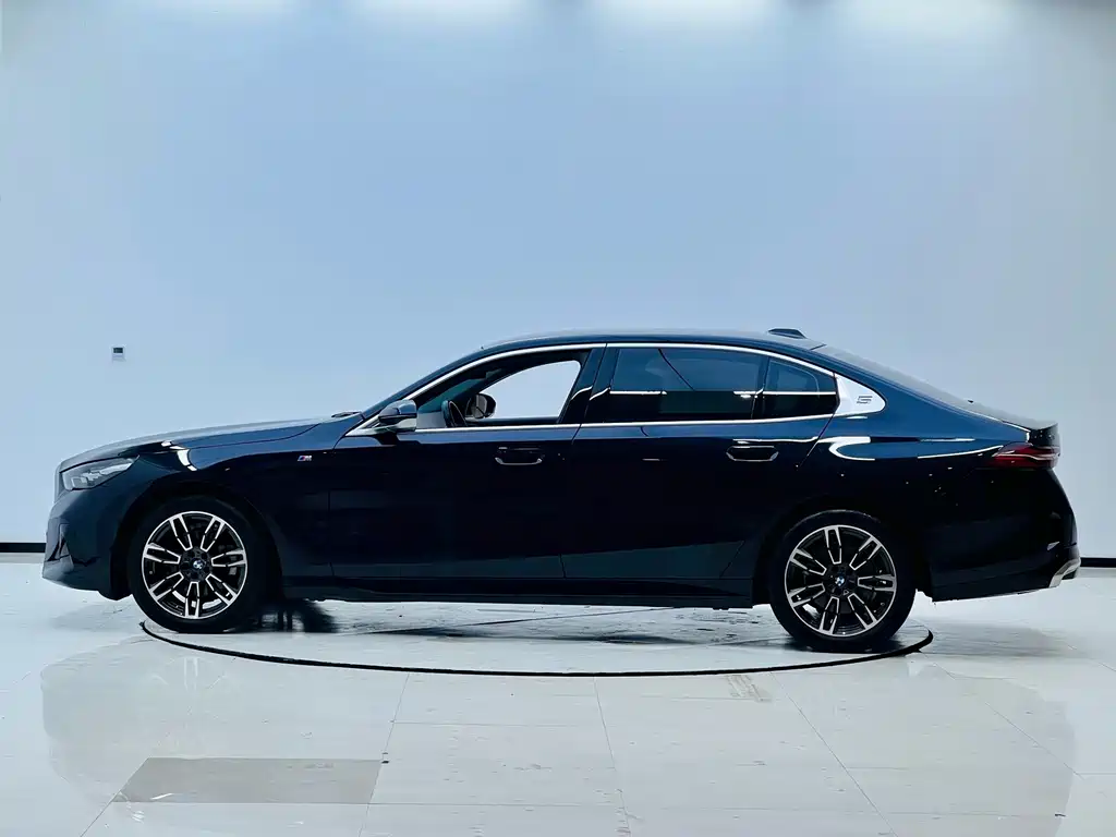 BMW 5 Series — миниатюра 3