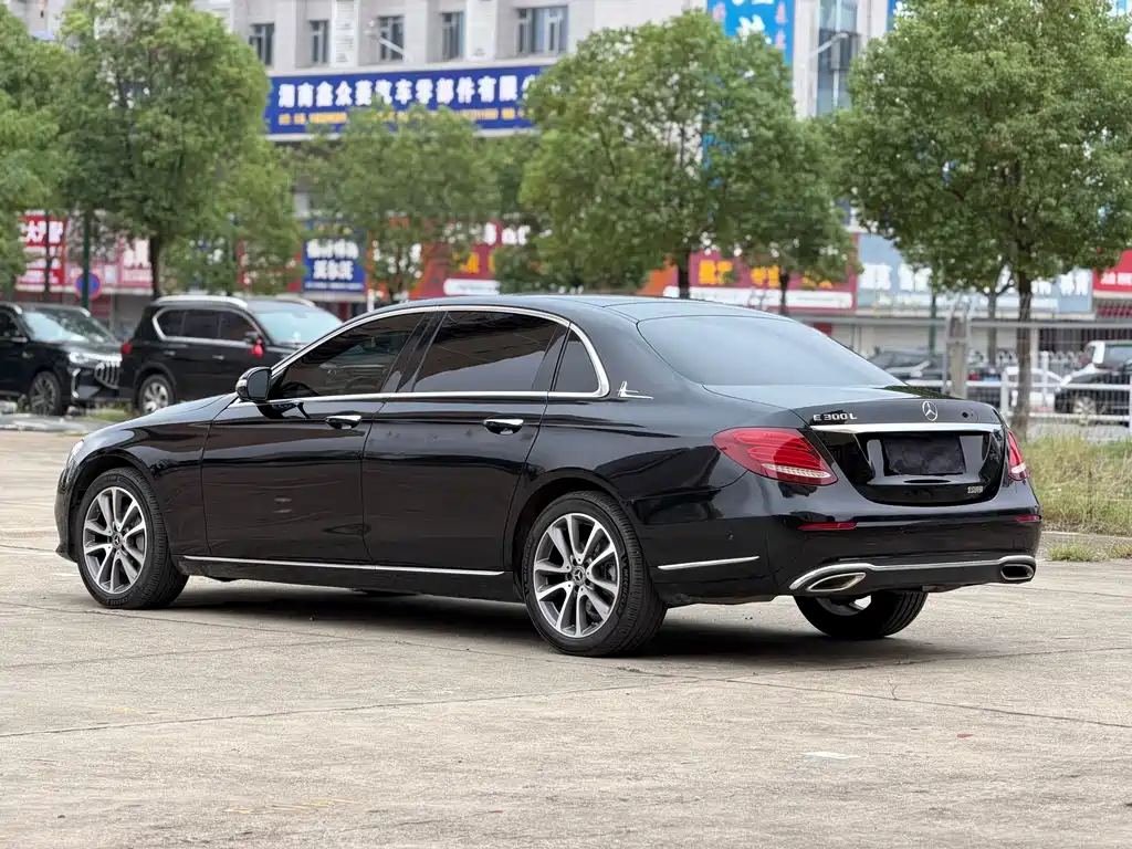Mercedes-Benz E-Class — миниатюра 13