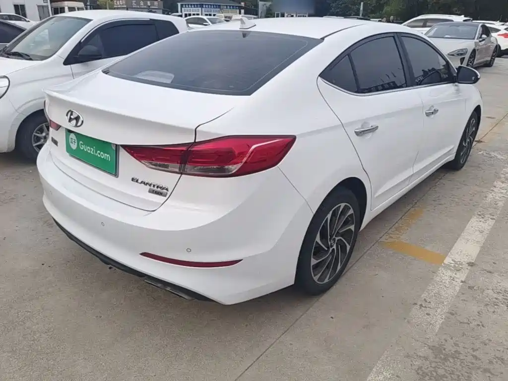 Hyundai Elantra — миниатюра 7