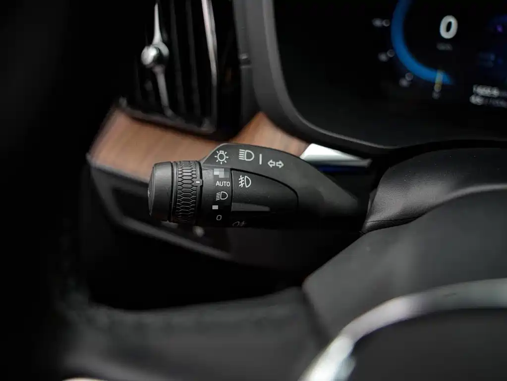Volvo XC60 PHEV — миниатюра 9