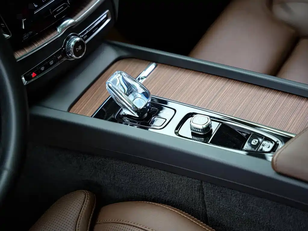 Volvo XC60 PHEV — миниатюра 10