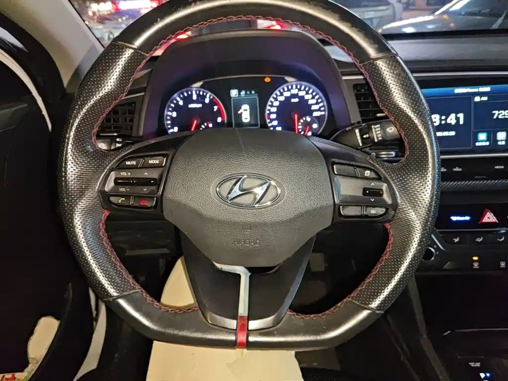 Hyundai Elantra — миниатюра 11