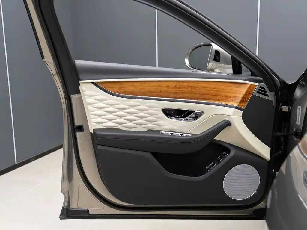 Bentley Flying Spur PHEV — миниатюра 8