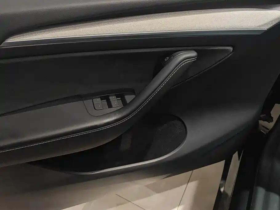 Tesla Model Y — миниатюра 7