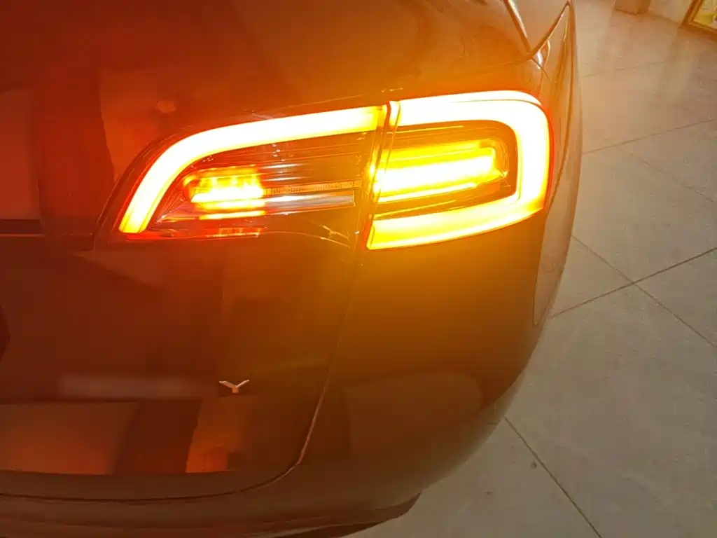 Tesla Model Y — миниатюра 8