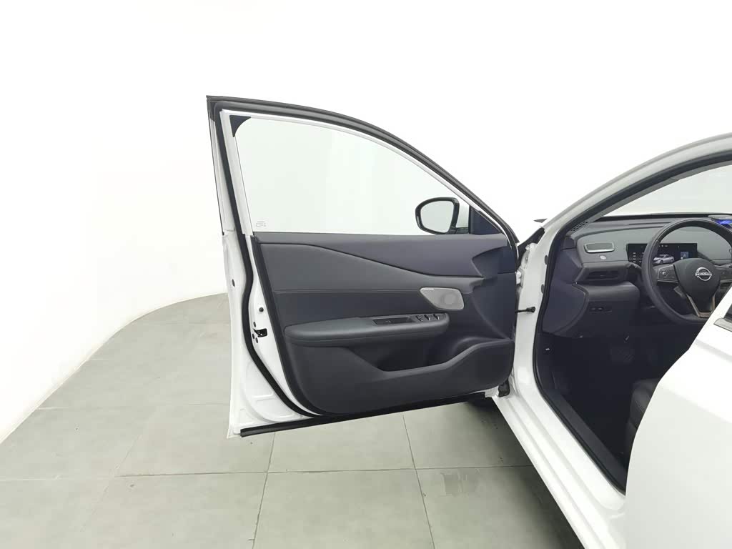 Nissan Teana 2.0 л 2026 г. Белый, пробег 4800 км