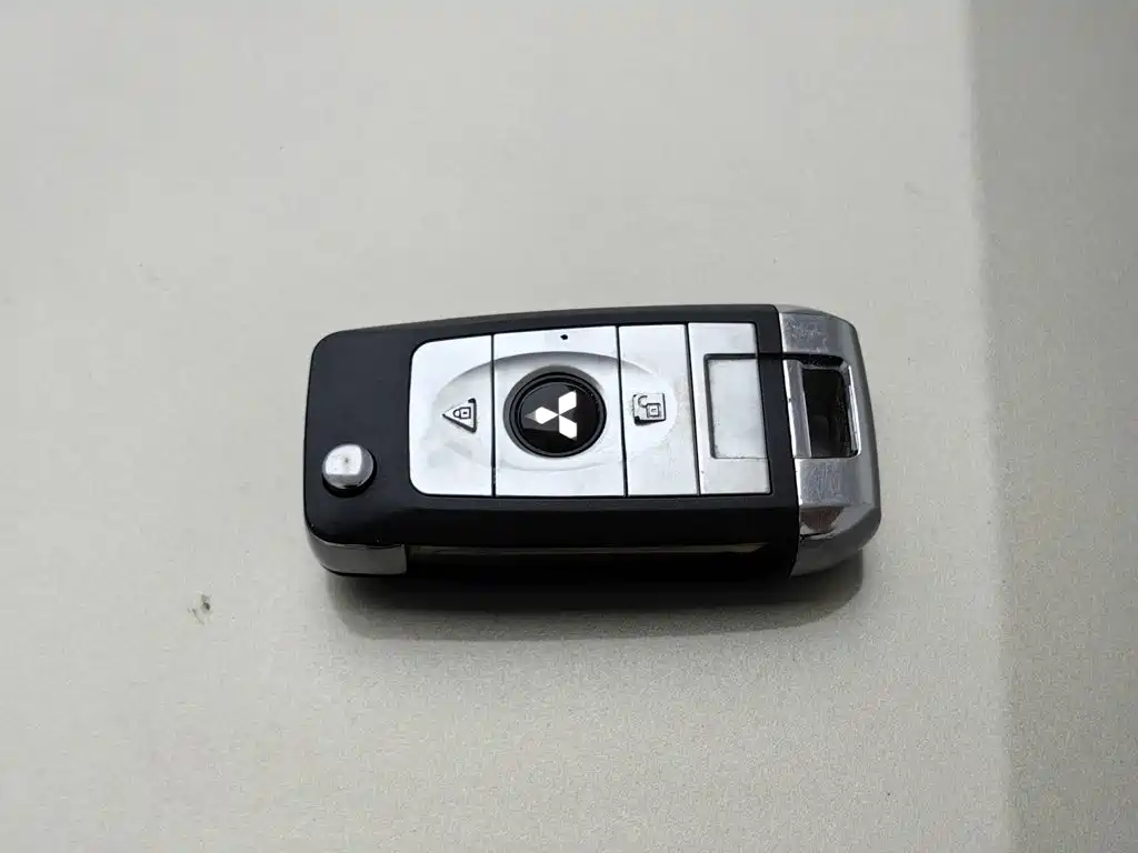 Mitsubishi Pajero (Import) — миниатюра 19