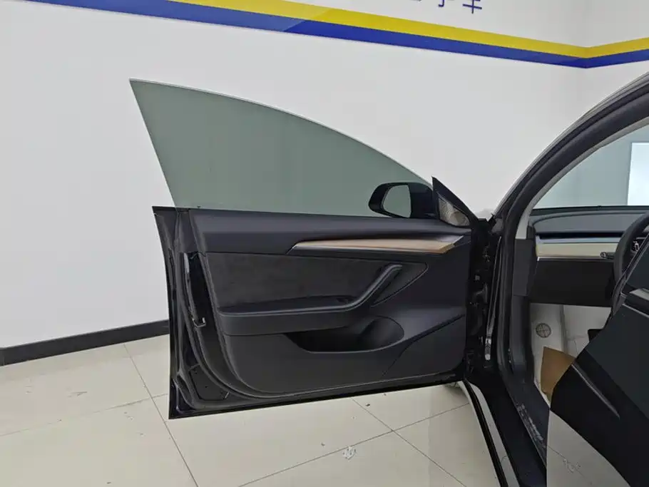 Tesla Model 3 — миниатюра 7