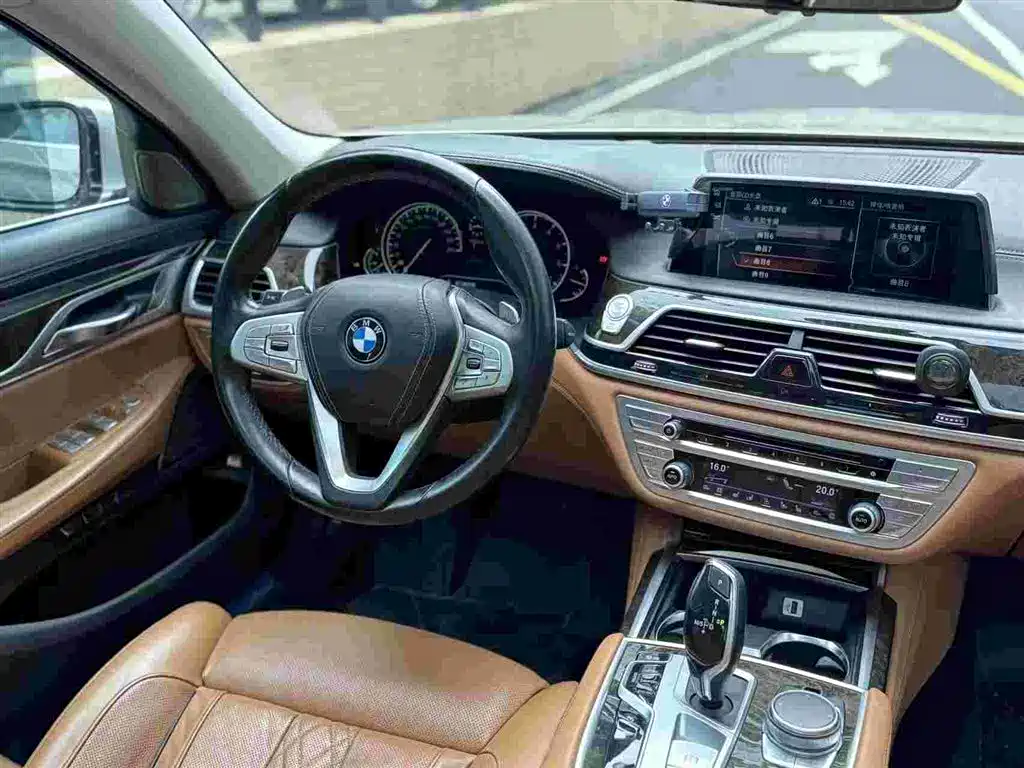 BMW 7 Series — миниатюра 5