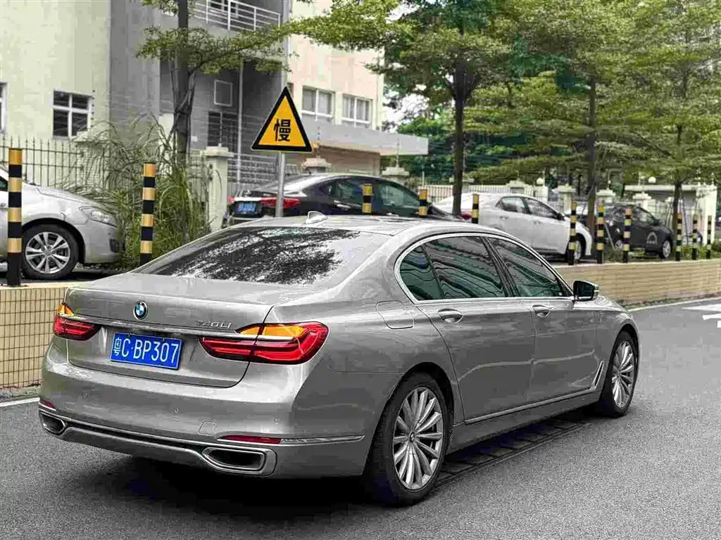 BMW 7 Series — миниатюра 4