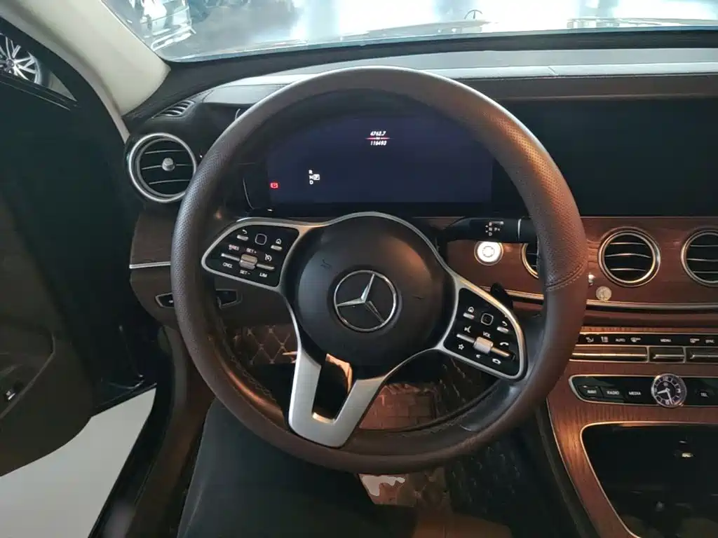 Mercedes-Benz E-Class — миниатюра 11