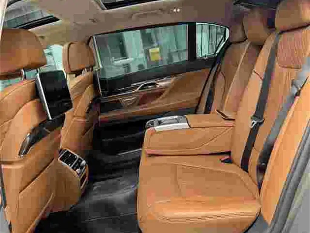 BMW 7 Series — миниатюра 8
