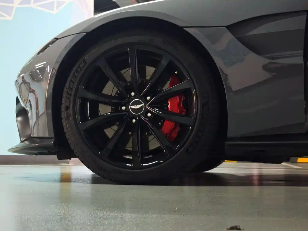 ASTON MARTIN V8 VANTAGE