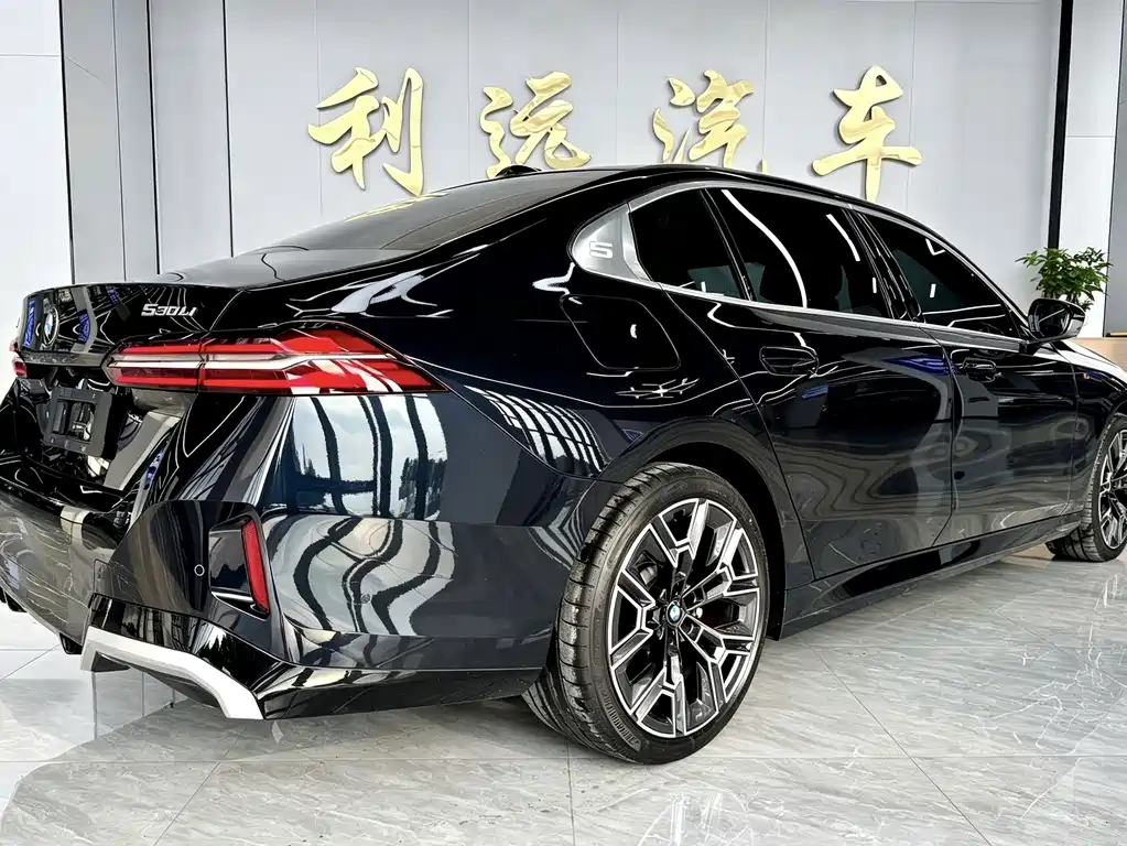 BMW 5 Series — миниатюра 13