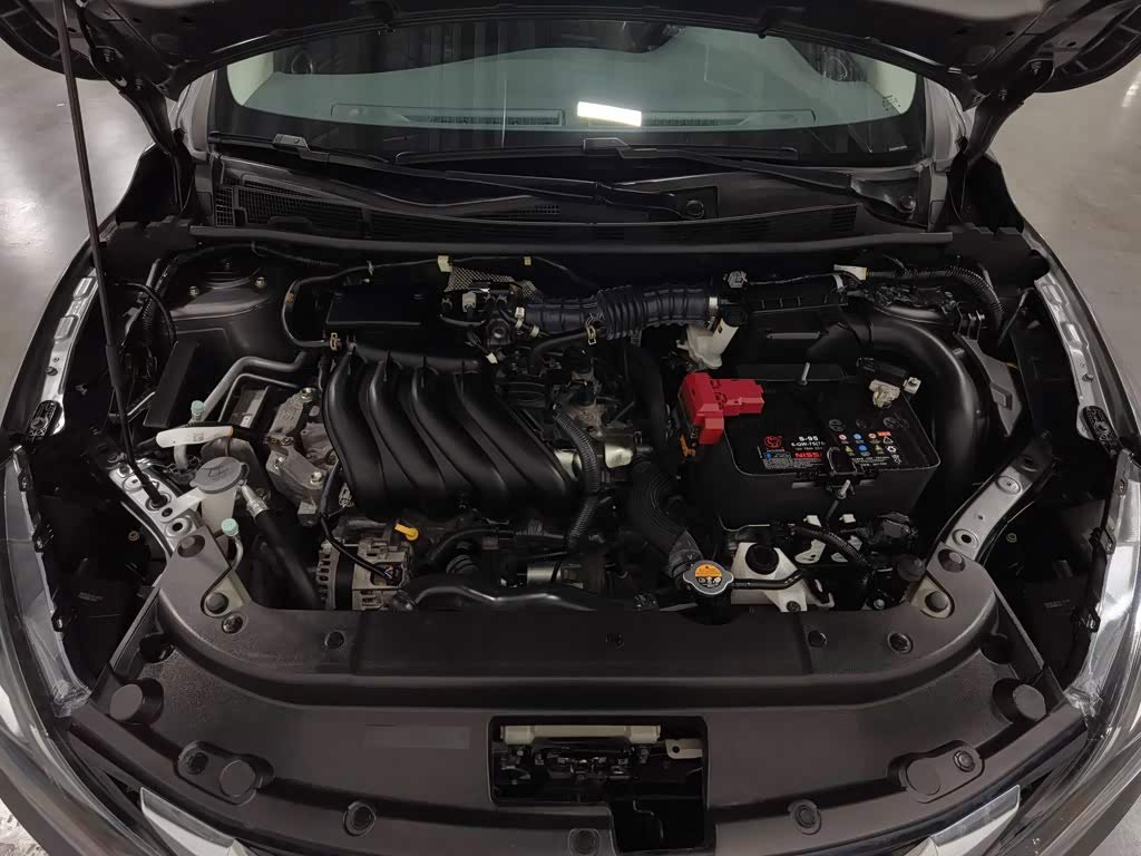 Nissan Sylphy 1.6 л 2023 г. Серебристо-серый, пробег 10000 км
