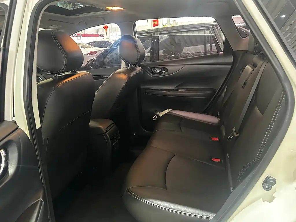 Nissan Tiida — миниатюра 8