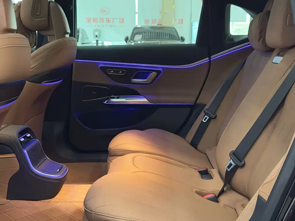Mercedes-Benz E-Class — миниатюра 9