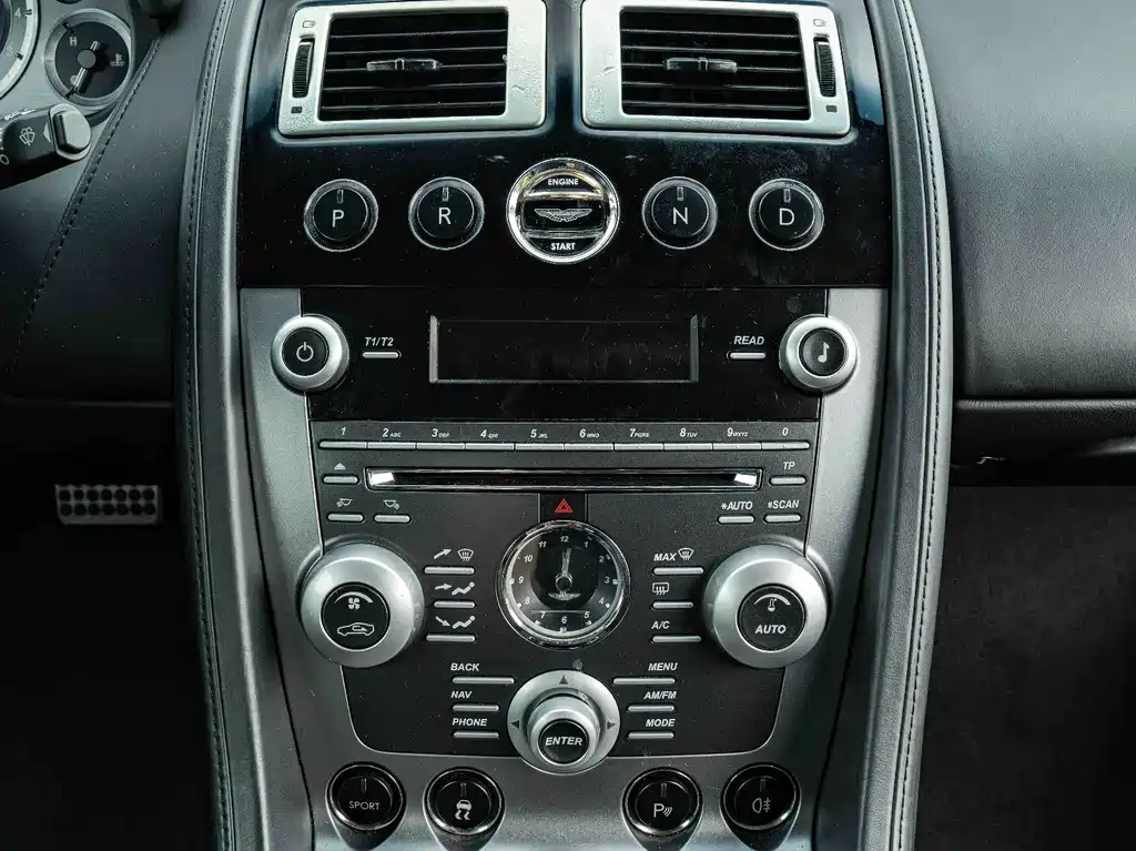 Aston Martin DB9 — миниатюра 16