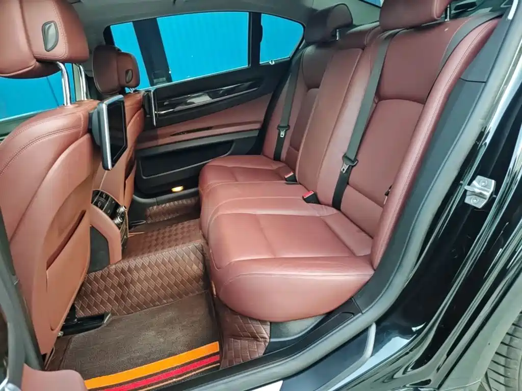 BMW 7 Series — миниатюра 17